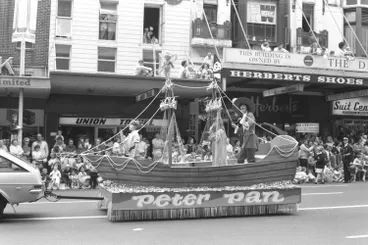 Image: Farmers Santa Parade, Queen Street, 1972