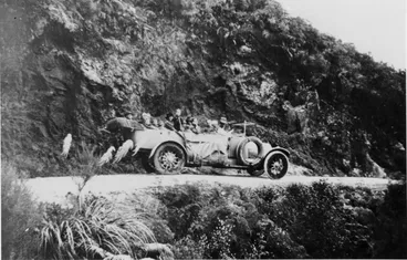 Image: Cadillac bus - Kaimai Road