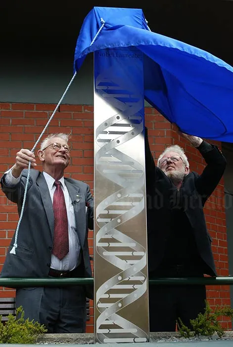Alan MacDiarmid unveils the Maurice Wilkins sculpture, 2003
