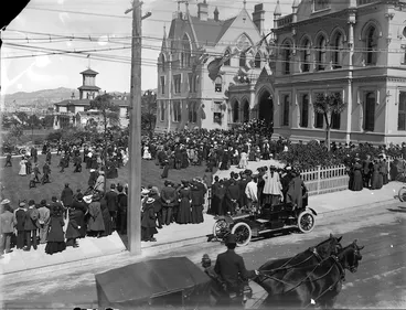Image: Crowd outside Parliament Buildings, Wellington, celebrating Dominion Day