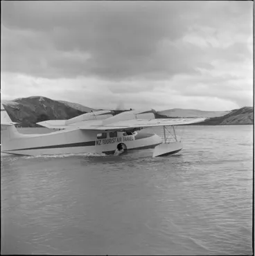 Image: Amphibian plane, Opononi beach