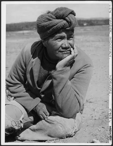 Image: Unidentified Maori woman working in the timber industry