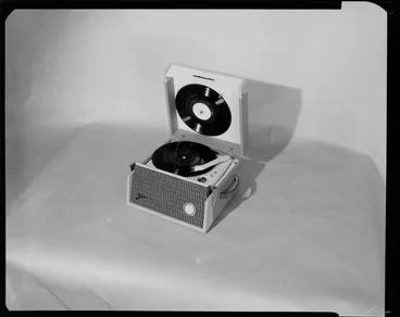 Image: Portable HMV transistor record player