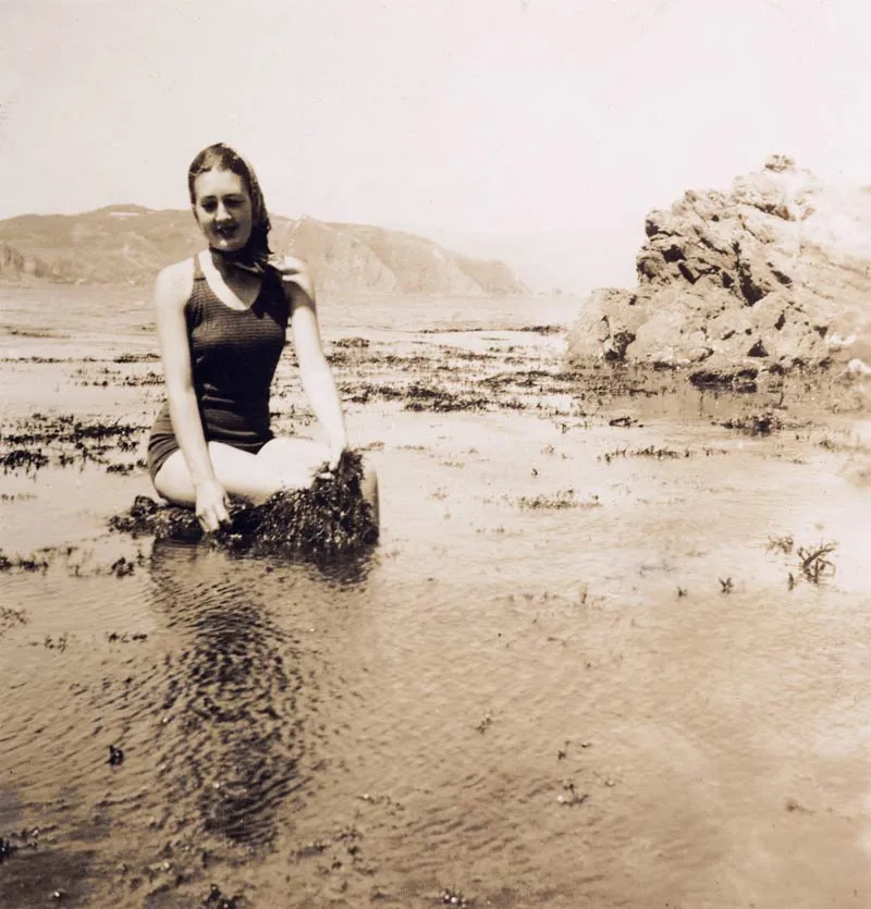 Collecting seaweed, 1943