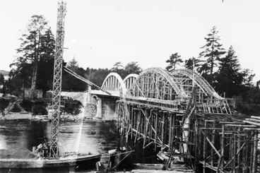 Image: Fairfield Bridge under construction.