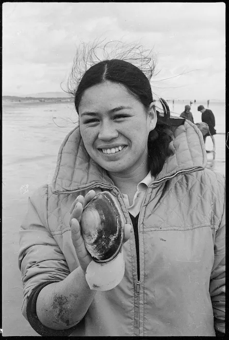 Liz Peeni with a toheroa, Hokio beach