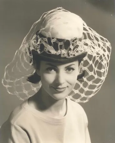 Image: Hat with a wide mesh veil