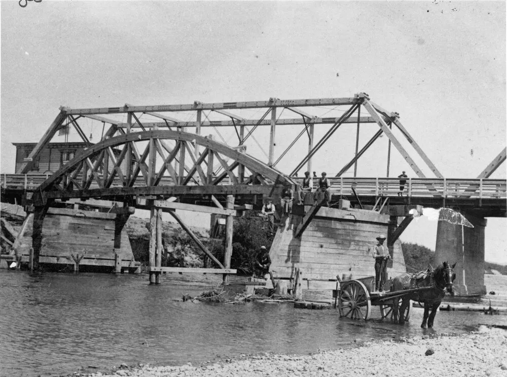 Fourth and fifth Hutt bridges