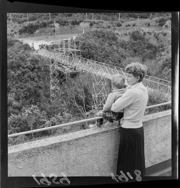 Image: Unidentified mother with child, on a bridge, Ngaio, Wellington
