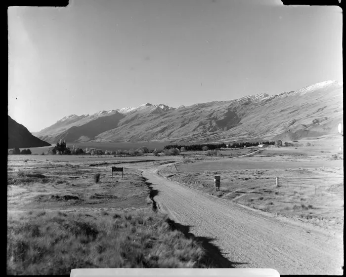Kingston Road, Lake Wakatipu, including mountains