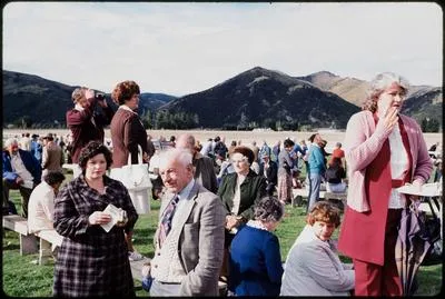 [Spectators, Beaumont autumn race-meeting, Wingatui racecourse, Mosgiel, Dunedin]