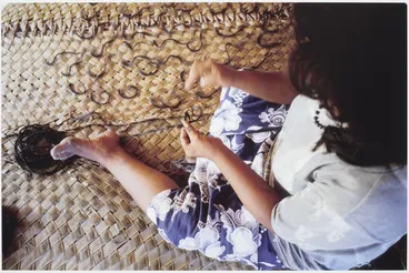 Image: Making hair belt 'te nuota'