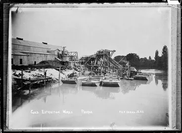 Image: Gold extraction works at Paeroa - Photograph taken by Fred E Flatt