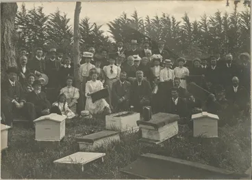 Image: Photograph, Bee Field Day