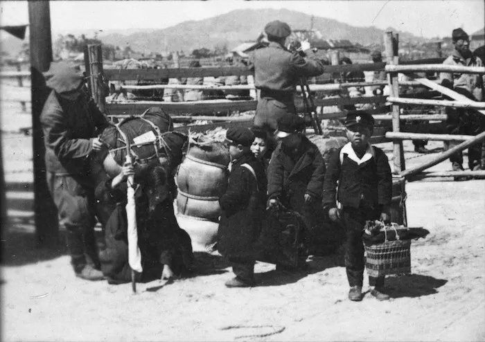 Korean children and New Zealand soldier