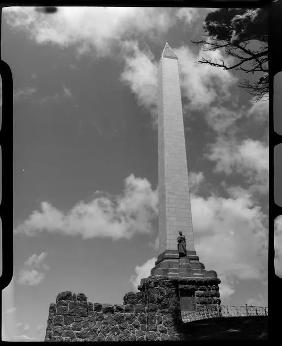 Obelisk and Maori warrior statue, One Tree Hill, Auckland