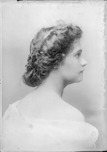 Image: Unidentified woman, 1910