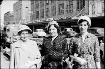 Image: Street photo, Queen Street, Auckland, 1960