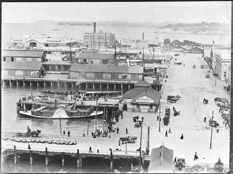 Auckland wharves, Quay Street East, 1905