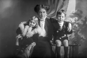 Image: Urquart group, 1909