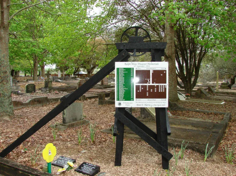 Ralph's Mine disaster memorial, Huntly Cemetery, 2014
