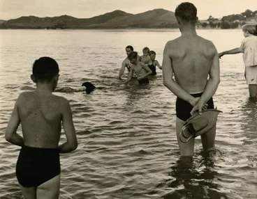 Image: Crowd in the water, Opononi