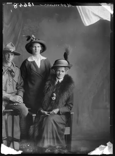Image: Thomas Henry Mossman, Esther Muriel Mossman and Marion Susan Mossman