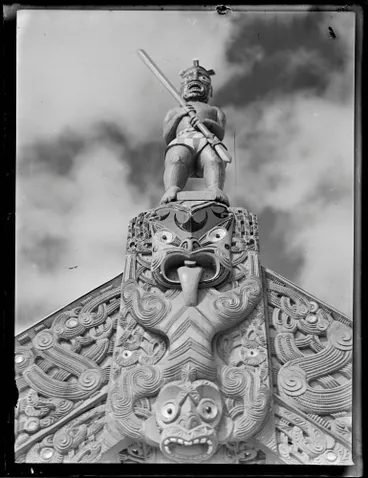 Image: Koruru and tekoteko at Tamatekapua, Ōhinemutu