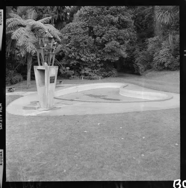 Image: "Cats" Sculpture and Paddling Pool, Pukekura Park