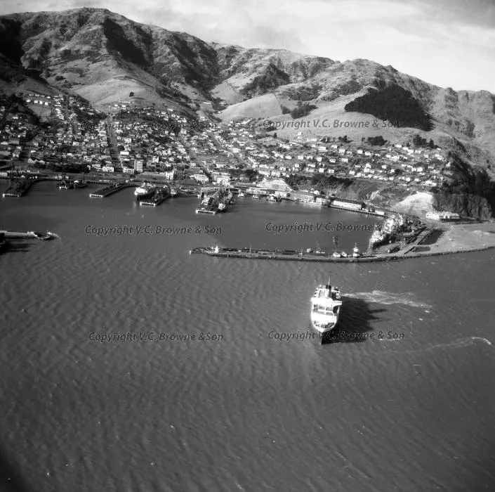 Looking NNE over inter-island ferry TEV Wahine ... (10424/10476)