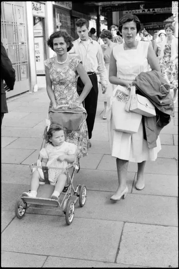 Image: Street photo, Queen Street, Auckland, 1960