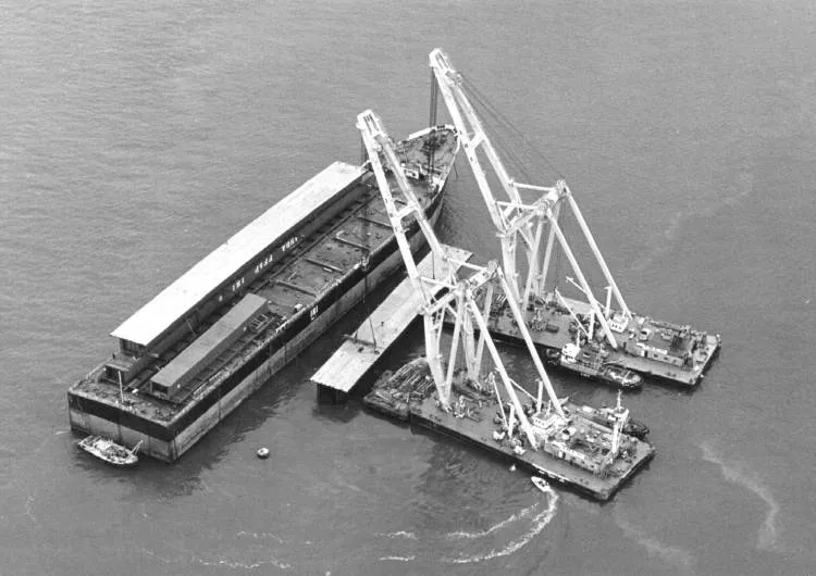 Girder assembly in the harbour, 1968