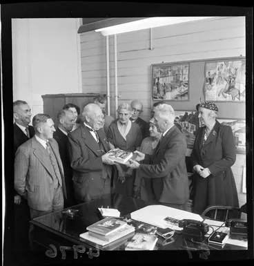 Image: Presentation of books to Correspondence School, Wellington