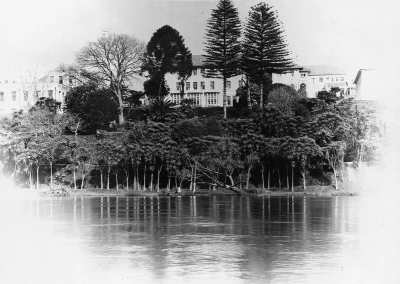 Hamilton Hotel gardens