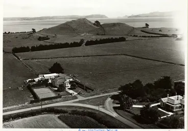 Image: Houses and mountain, Māngere, 1949