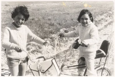 Image: Kids and choppers, Kaiaua, 1978
