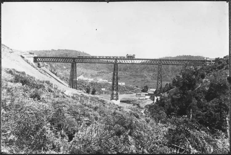 Train crossing the Waiteti Viaduct