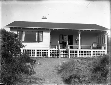 Sir Truby King's Karitane residence with woman and children Image: Sir Truby King's Karitane residence with woman and children