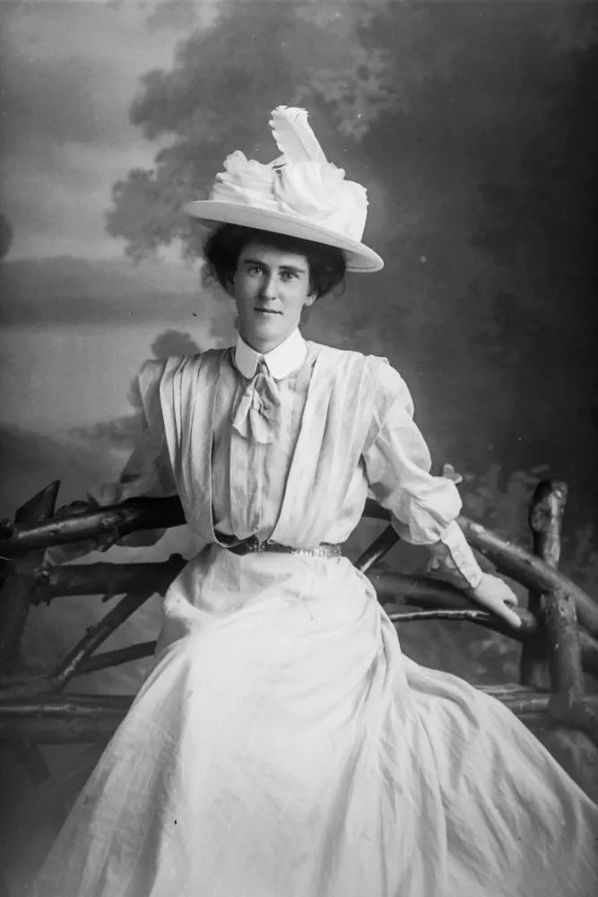 Miss Hewlett, 1910