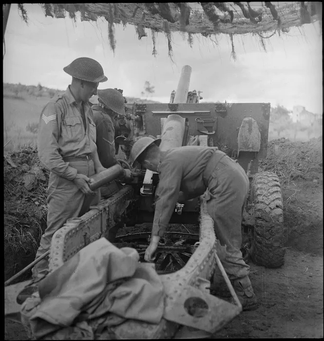 NZ gunners in action on the Sangro River front, Italy, World War II - Photograph taken by George Kaye