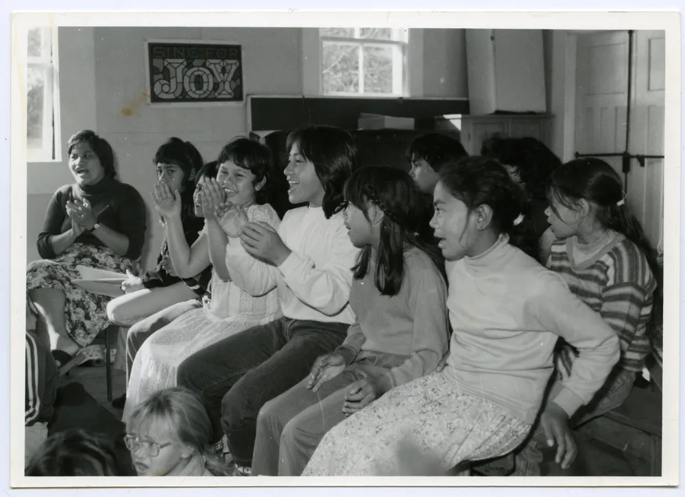 A group of Maori children singing
