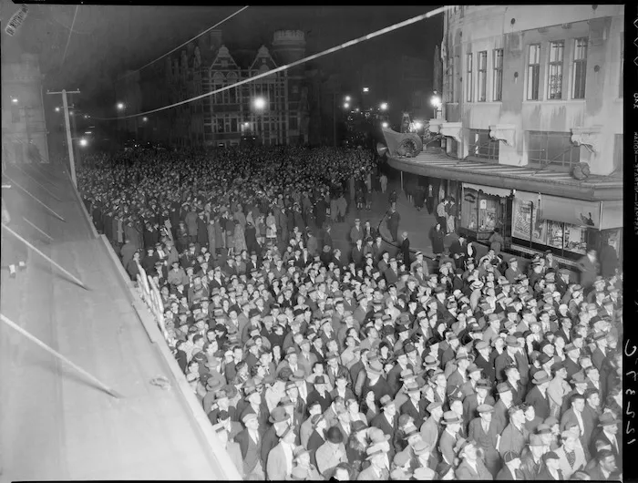 Crowd looking at the 1935 general election results, Evening Post building, Wellington