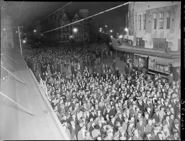 Image: Crowd looking at the 1935 general election results, Evening Post building, Wellington