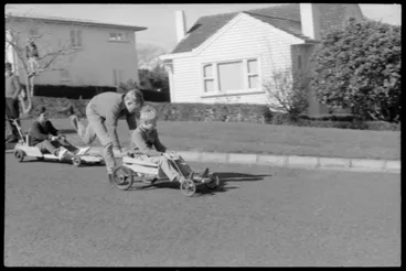 Image: Greerton Speedsters: Orange Festival trolley derby