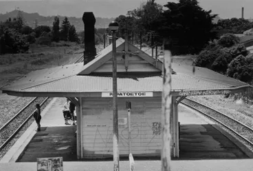 Image: Papatoetoe railway station, 1994.