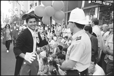 Image: Farmers Santa Parade, Queen Street, 1989