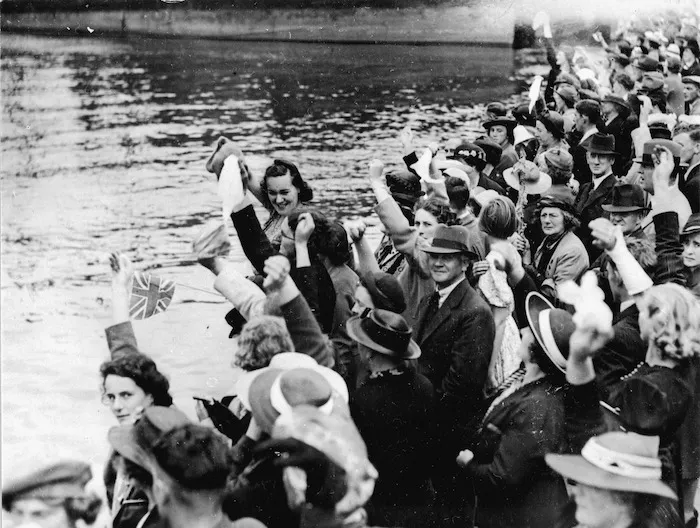 Crowd waving to the departing soldiers of the 2nd NZEF 1st Echelon, at Wellington