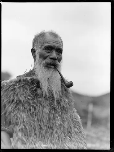 Image: Kaumatua smoking a pipe, Taupō