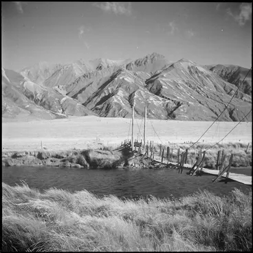 Image: Swing bridge at Lake Stream, Canterbury