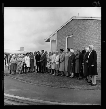 Image: Mayor A. R. Guthrey at Mabel Howard Place 